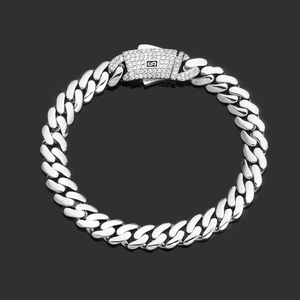 Detail van zilveren Cubaanse schakelarmband met met stenen bezette S-logo sluiting