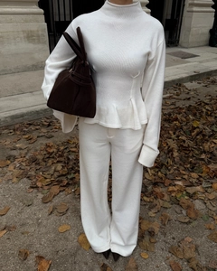 Ensemble blanc en maille avec haut à ourlet volanté et pantalon large en extérieur
