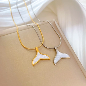 Collier queue de baleine en acier titane avec nacre en finitions or et argent