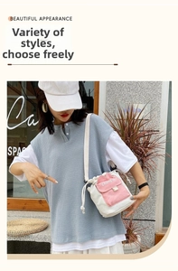Détail du sac seau en toile avec oreilles de lapin et poche rose sur sangle beige