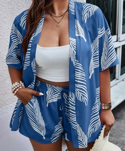 Detail von blauem Set aus Strickjacke und Shorts mit weißem Blattmuster für Damen