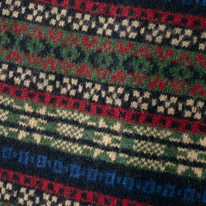 Primo piano del motivo a maglia Fair Isle vintage con filati jacquard colorati sul gilet