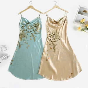 Robe nuisette satinée à fleurs avec col bénitier en bleu clair et ton champagne
