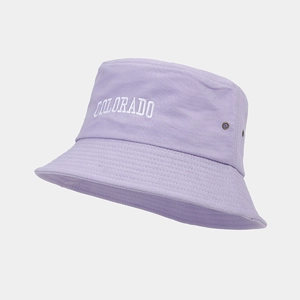 Dettaglio del cappello alla pescatora color lavanda con ricamo Colorado e occhielli