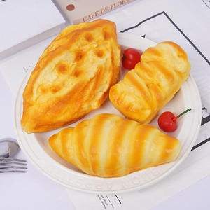 Set de juguetes realistas de pan y croissant de PU de rebote lento en bandeja blanca
