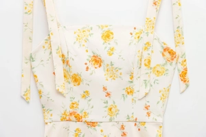 Detail der floralen Träger und des quadratischen Ausschnitts am creme Frühlingskleid