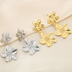 Vintage Ohrringe mit geschichteten Gold- und Silberblumen und strukturierter Optik