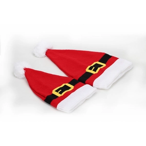 Détail d'un ensemble de bonnets de Noël tricotés avec motif ceinture et pompon