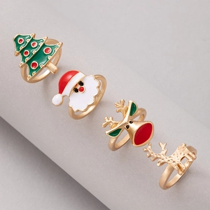 Détail macro du lot de bagues de Noël avec motifs renne et sapin sur alliage doré