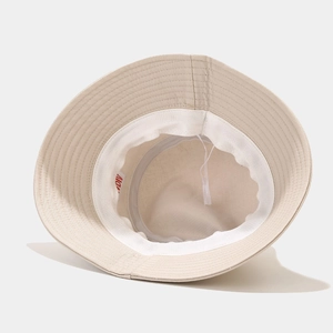 Vue interne du chapeau bob beige montrant les coutures, le bandeau et le cordon réglable