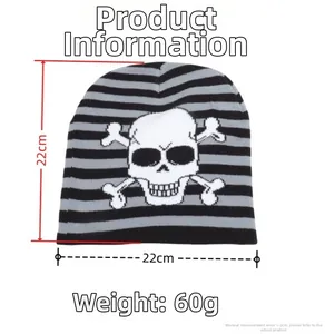 Détail du motif tête de mort sur le bonnet rayé avec dimensions de taille 22x22cm