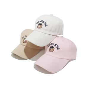 Tre cappellini da baseball con orso ricamato in bianco, beige e rosa, trama in cotone