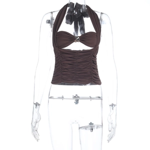 Detailansicht des braunen gerafften Halterneck-Crop-Tops mit Metallring auf einer Schaufensterpuppe