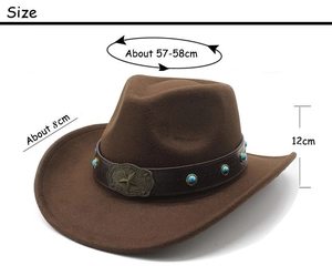 Détail d'un chapeau de cow-boy marron avec bande en cuir, clous en étoile et perles turquoise