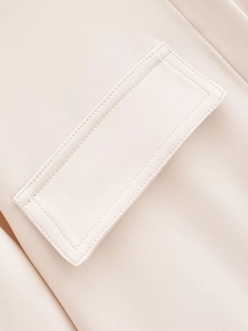 Detail einer Hemdtasche in Off-White mit Doppelnaht und feiner Twill-Gewebe-Struktur
