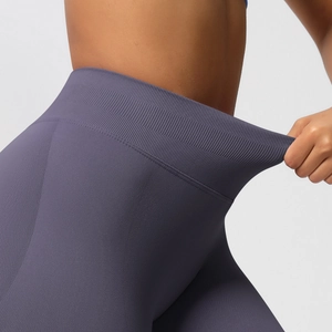 Nahaufnahme der nahtlosen High-Waist-Yogahose mit hoher Elastizität und Rippenstruktur