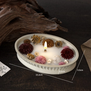 Detailed view of scented candle dimensions 15.2x9.9x3.2cm with dried flowers and wood wick