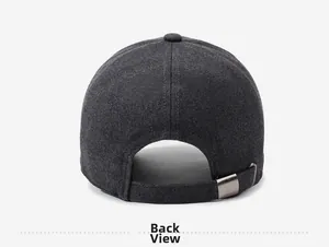 Détail de la vue arrière de la casquette gris foncé avec sangle et boucle réglable