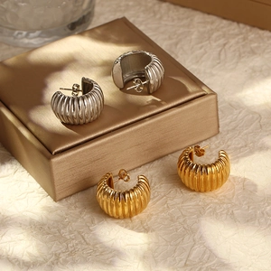 Boucles D'oreilles Créoles En Forme De C Nervurées Pour Femmes Acier Inoxydable Plaqué Or 18K Vintage Géométrique