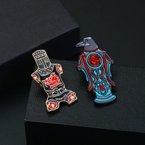 Broches émaillées créatives armure d'aigle et corbeau en noir avec accents rouges et bleus
