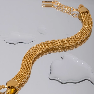 Bracelet maille gourmette en acier titane plaqué or 18 carats avec texture premium