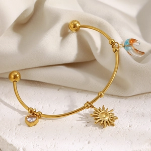 Bracciale a C in acciaio inossidabile placcato oro 18K con ciondoli sole, luna e cuore