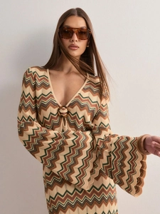 Abito in maglia a zigzag multicolore con scollo a V, dettaglio ad anello e maniche a campana