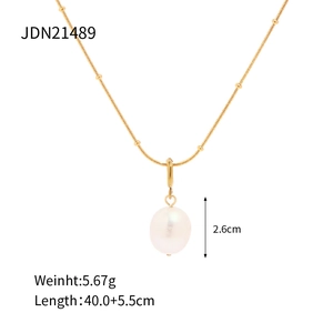 Detail of 18K gold stainless steel chain with a white pearl pendant and dimensions