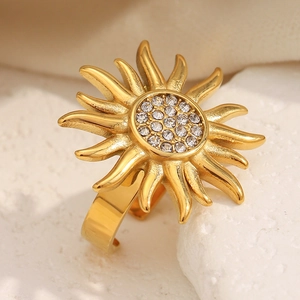 Detailed view of sun flower gold ring with sparkling white zircon stones on mineral stone