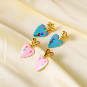 Boucles d'oreilles vintage en émail en forme de cœur bleu et rose sur fond de soie
