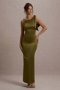 Dettaglio dell'elegante abito in raso verde oliva con nastro monospalla e silhouette slim