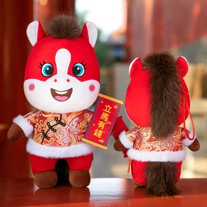 Mascotte en peluche Cheval du zodiaque chinois 2026 en costume traditionnel rouge festif