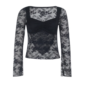 Nahaufnahme des schwarzen Spitzentops mit Blumenmuster und elegantem quadratischem Ausschnitt