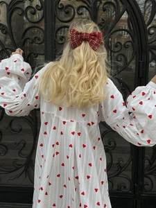 Robe blanche à manches longues avec motifs de cœurs rouges et nœud écossais