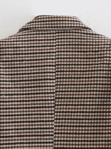 Detailaufnahme des Hahnentritt-Blazers mit hochwertigen Nähten und Textur des Stoffes