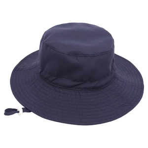 Dettaglio cappello sole blu navy per bambini con tesa larga e cinturino regolabile