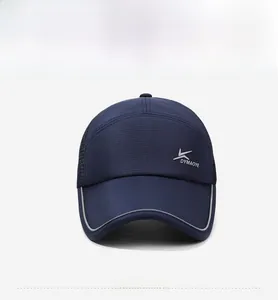 Détail du tissu en maille respirante et de la visière longue sur la casquette de sport bleue