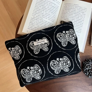 Sac élégant en toile noire avec broderie papillon blanche et fermeture éclair