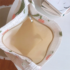 Détail de l'intérieur du sac en toile tulipe avec doublure beige et zip métallique