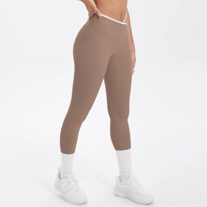 Détail du legging de yoga à taille haute avec ceinture contrastée blanche en forme de V