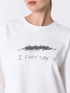 Λευκό βαμβακερό μακρυμάνικο T-shirt με μαύρη στάμπα γκράφιτι και καθημερινή στρογγυλή λαιμόκοψη