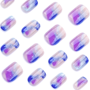 Faux ongles courts carrés avec design marbré violet et motifs d'étoiles galactiques