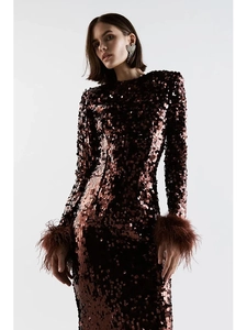 Détail du tissu à paillettes et poignets en plumes d'autruche de la robe de soirée marron