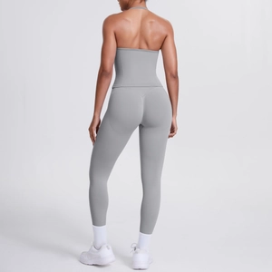 Rückansicht von grauem Neckholder-Sporttop und High-Waist Yoga-Leggings im Set