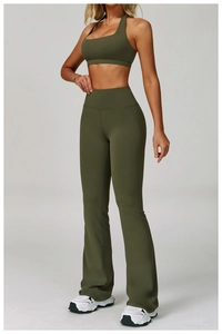 Détail de la brassière de yoga licou extensible et du pantalon évasé en vert armée