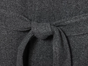 Détail de la ceinture à nouer et de la texture laineuse du manteau gris foncé
