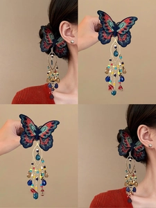 Gros plan détaillé sur la pince à cheveux papillon brodée avec pampilles en cristal