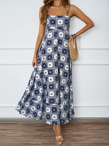 Détail d'une robe d'été longue à fleurs bleu et blanc avec décolleté carré et bretelles