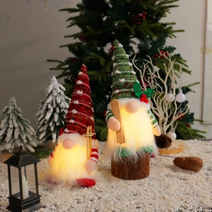 Gnomi di Natale luminosi con cappelli a righe su slitte di legno per decoro festivo