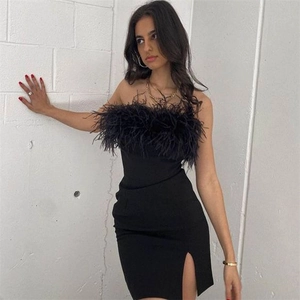 Robe courte bustier noire élégante avec plumes et fente latérale pour soirées